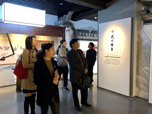 图为参观文武馆