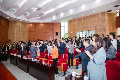 “时代楷模”曲建武教授来 色色视频
作专题报告